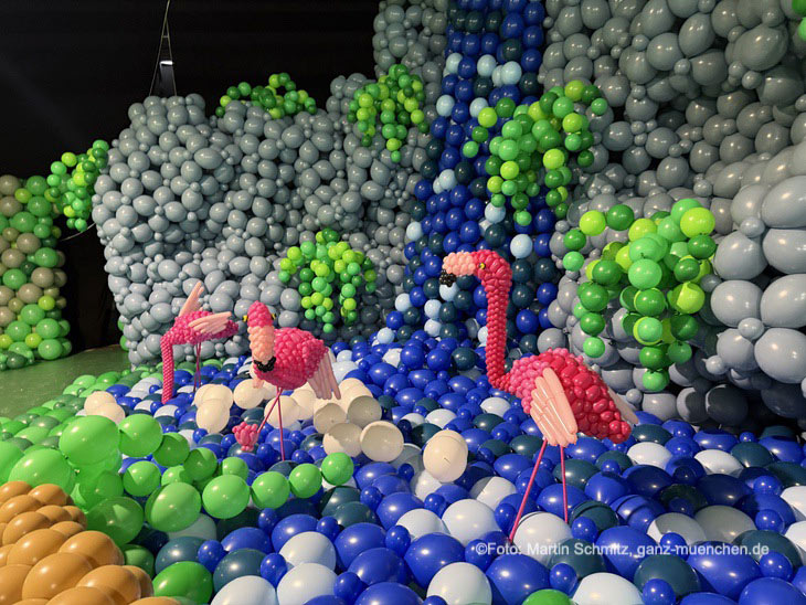 Flamingos bei den Luftballonwelten im Pineapple Park (&copy;Foto: Martin Schmitz) 